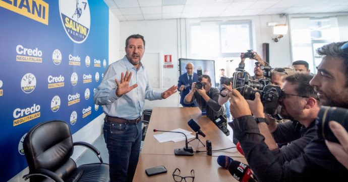 Copertina di Per ora Salvini non si tocca. Ma Bossi e Maroni contro