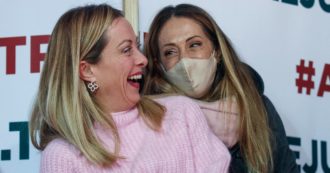Copertina di Giorgia Meloni, la sorella Arianna rivela: “Abbiamo fatto l’esame del Dna e siamo risultate identiche. Cioè due gemelle omozigote”