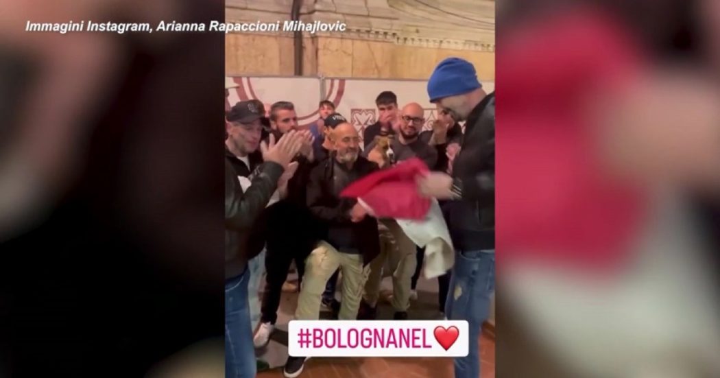 Mihajlovic torna a Bologna, i tifosi lo accolgono regalandogli una bandiera della Serbia – Video