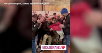 Copertina di Mihajlovic torna a Bologna, i tifosi lo accolgono regalandogli una bandiera della Serbia – Video