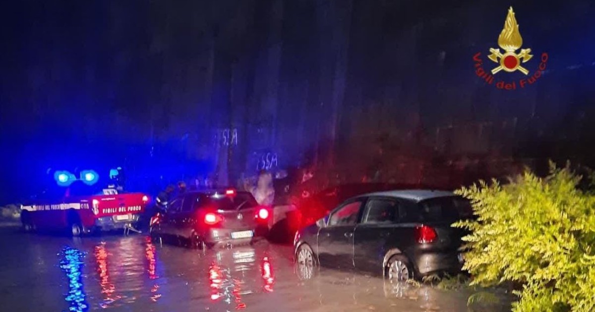 Tevere in piena: a Roma quattro auto sono rimaste bloccate nel fango. Passeggeri soccorsi da vigili del fuoco e sommozzatori