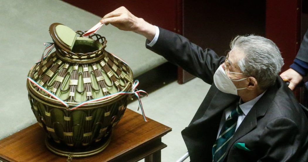 Lega, Umberto Bossi eletto nel collegio plurinominale in Lombardia. Calderoli: “Il Viminale ha preso un granchio clamoroso”