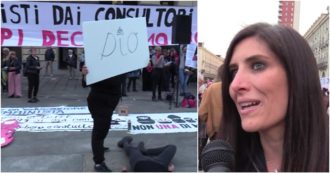 Copertina di Giornata per l’aborto, Appendino in piazza a Torino: “Qui per difendere un diritto, preoccupata che si torni indietro”