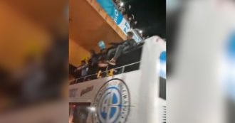 Argentina, paura durante i festeggiamenti del Belgrano per la promozione: il passaggio del bus sotto il ponte è da brividi