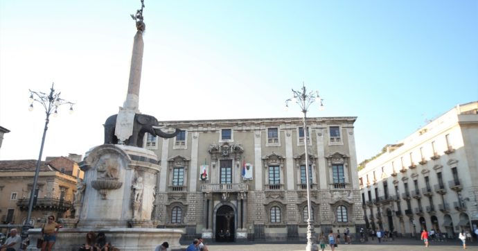 Catania, blitz contro i Santapaola: uno degli arrestati faceva campagna per il presidente del consiglio comunale (eletto all’Ars)