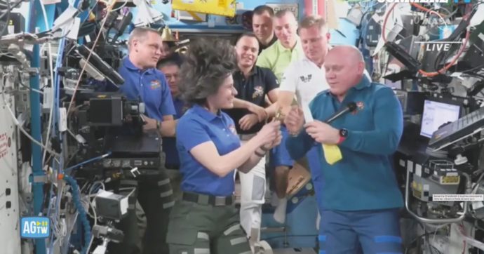 Copertina di Astro Samantha è al comando della Iss: è la 1ª donna europea