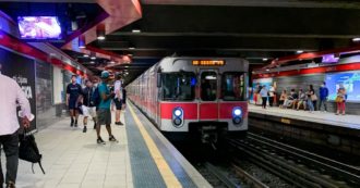 Copertina di Milano, fanno sesso nell’ascensore della metro: denunciati un 19enne e una donna di 52 anni