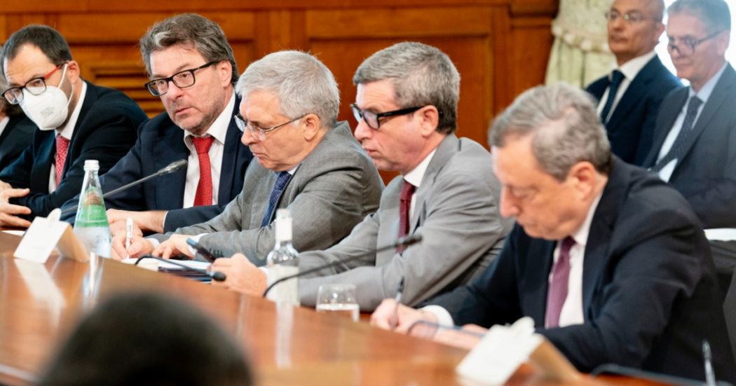 Il governo approva la nota di aggiornamento al Def, crescita economica 2023 ridotta dal +2,4 al +0,6%. Inflazione giù a fine anno