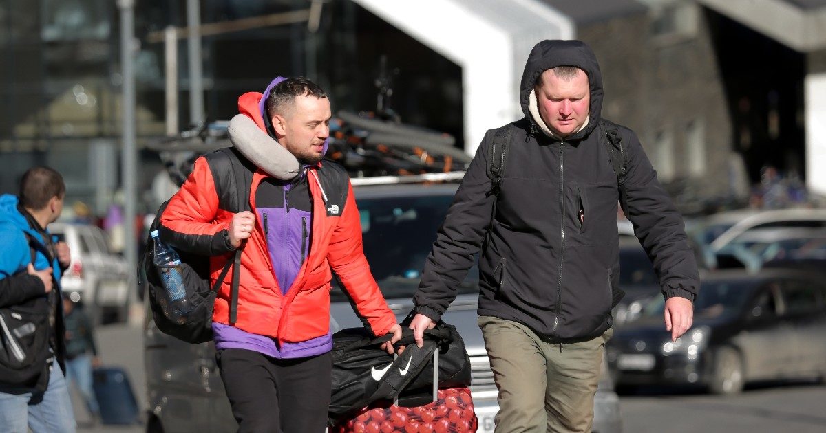 “Così aiuto le persone a fuggire dalla Russia”. Storia di Dalia che salva i ragazzi dalla mobilitazione di Putin: “Non voglio i miei amici in guerra”