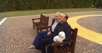 Copertina di Berlusconi compie 86 anni, mongolfiera e cuori: la sorpresa di Marta Fascina. Poi la dedica in cielo: “Amore, ti amo” – VIDEO