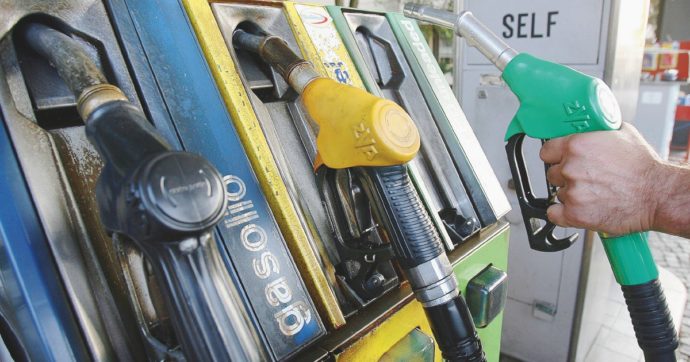 Carburanti, prezzi ancora in aumento: la benzina sfiora i 2 euro al litro al servito. Il ministro Pichetto: “È solo speculazione”