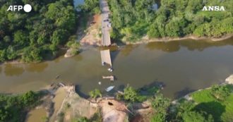 Copertina di Brasile, crolla un ponte nello stato di Amazonas mentre transitano auto: almeno tre morti – Video