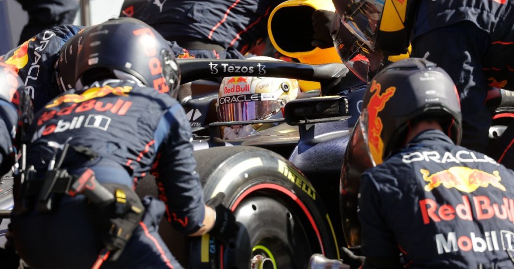 Formula 1, Red Bull indagata per aver sforato il tetto al budget: da una multa alla sospensione, ecco quali sanzioni rischia dopo l’inchiesta