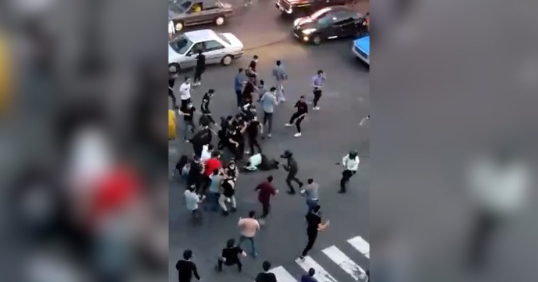 Iran, a Zahedan manifestanti reagiscono alle violenze della polizia e picchiano un agente