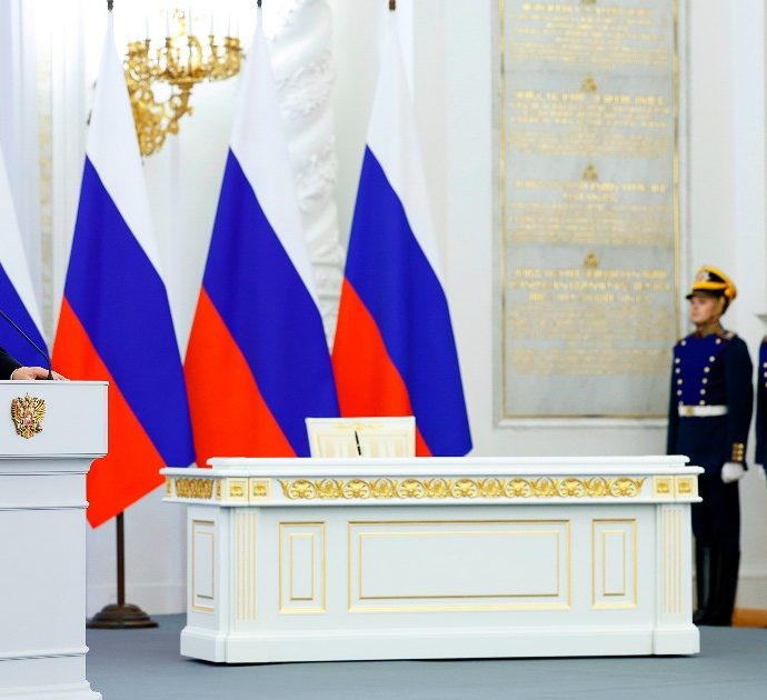 Putin annuncia l’annessione delle quattro regioni occupate: “Saranno nostri cittadini per sempre”. E a Kiev: “Smetta di combattere”