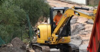 Copertina di Crisi climatica, il fango invade Formia Alluvione: ruspe al lavoro a Santa Maria – Video