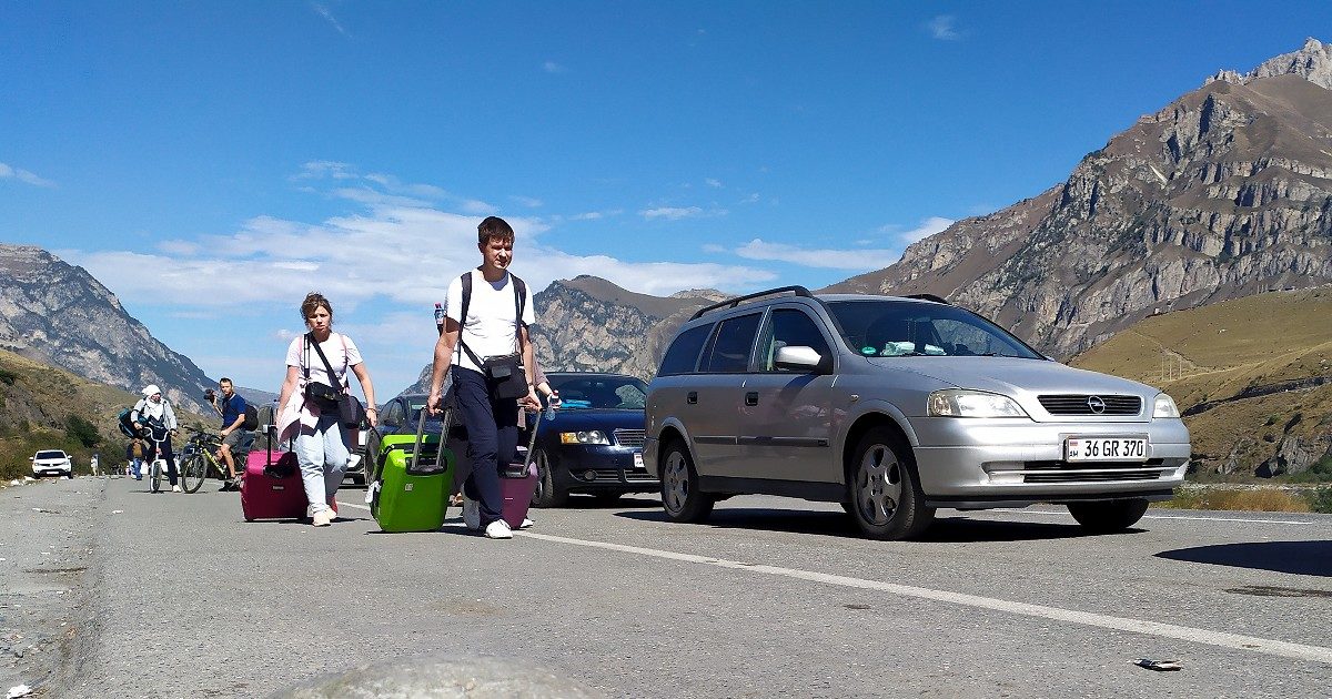 Fuga dalla Russia, le voci di chi è riuscito a passare il confine: ‘Abbiamo abbandonato casa, amici e famiglie. Torneremo con un Paese nuovo’