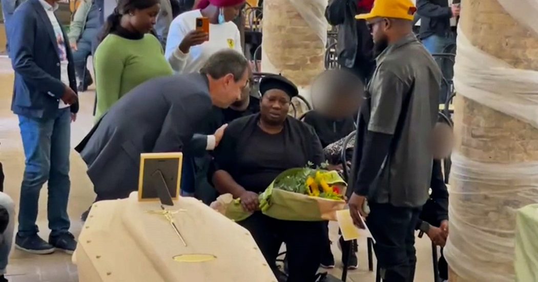 San Severino Marche, l’ultimo saluto ad Alika Ogorchukwu a due mesi dall’uccisione. La moglie: “Grande marito e grande padre”