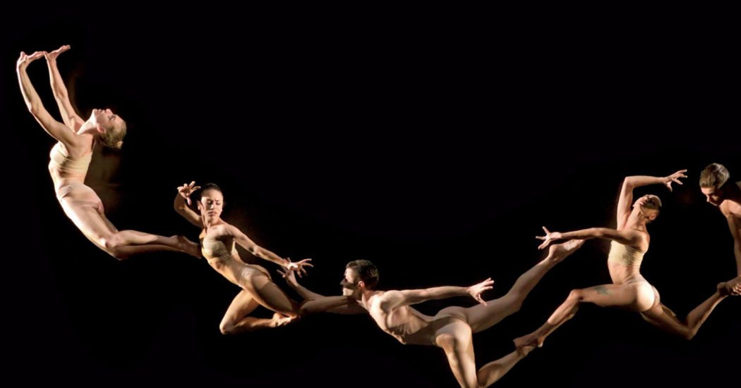 Exodus a Milano, gli specchi e l’altra dimensione in uno spettacolo che mette al centro il Mediterraneo: al teatro Menotti fino al 9 ottobre