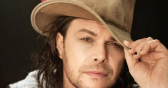 Copertina di Gianluca Grignani: “Non dipendo dall’alcol né dal gioco, ogni tanto esploro. Fedez è l’unico che potrebbe fare il premier: paraculo e diverso da me, ma mi fiderei”