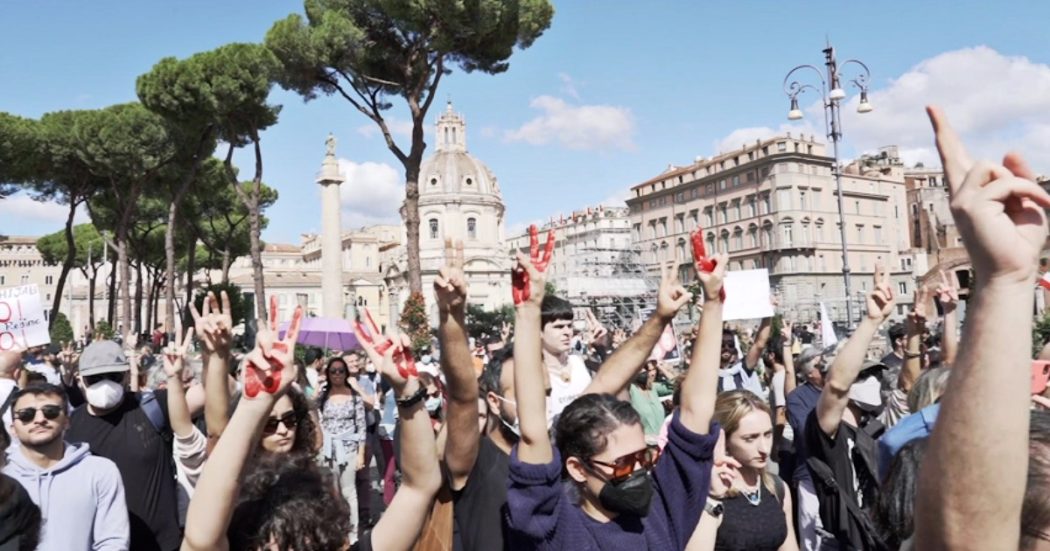 Iran, studenti in piazza a Roma a sostegno delle proteste: “Qui per tutte le vittime del regime”. Manifestanti cantano Bella Ciao
