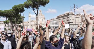 Copertina di Iran, studenti e femministe in piazza a Roma a sostegno delle proteste: ‘Qui per tutte le vittime del regime’. Manifestanti cantano Bella Ciao