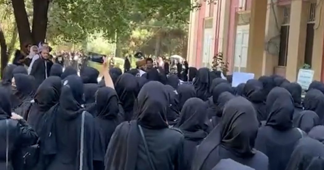 Afghanistan, le donne protestano per il diritto di studio: i talebani disperdono la manifestazione sparando in aria e colpendole con bastoni