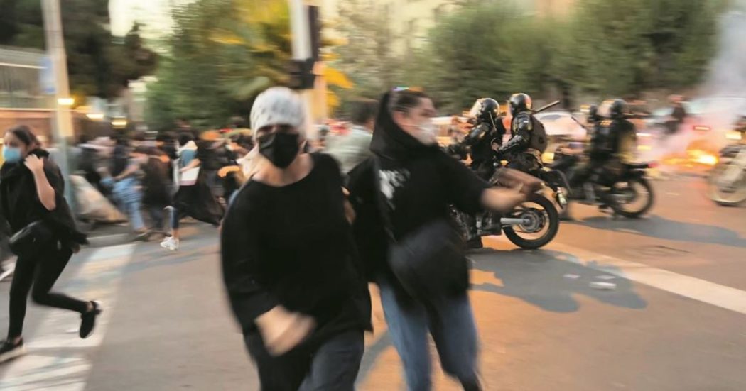 Iran, liberato l’ex responsabile Unicef Namazi. Le proteste represse con la violenza: “Oltre 130 morti”. Raisi: “Cospirazione è fallita”