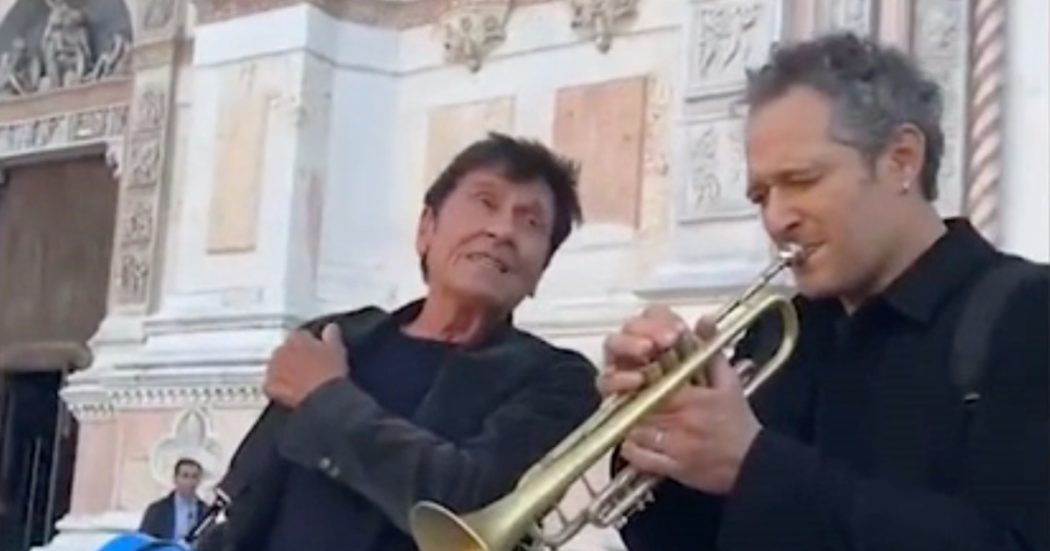 Morandi e Santamaria improvvisano Dalla, è show. Prima sotto casa del cantante e poi in piazza Maggiore a Bologna