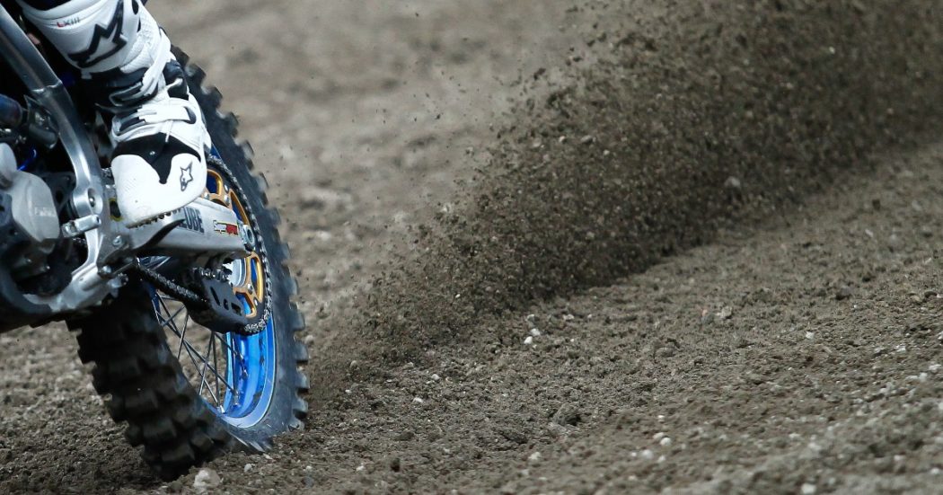 Muore a 16 anni durante una gara di motocross nel Bresciano: è stato travolto dagli altri piloti