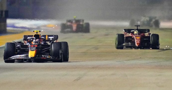 F1, la Ferrari non sfrutta la giornata no di Verstappen: a Singapore vince Perez (con 5 secondi di penalità) davanti a Leclerc