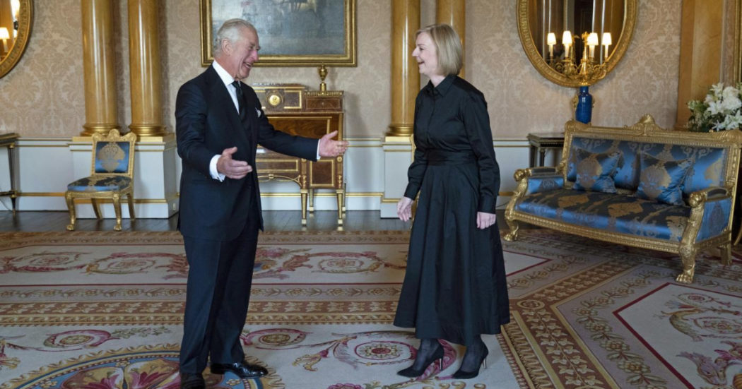 La premier Truss blocca a casa e mette a tacere re Carlo: “Nessun discorso pro ambiente al vertice Cop27 del Cairo”
