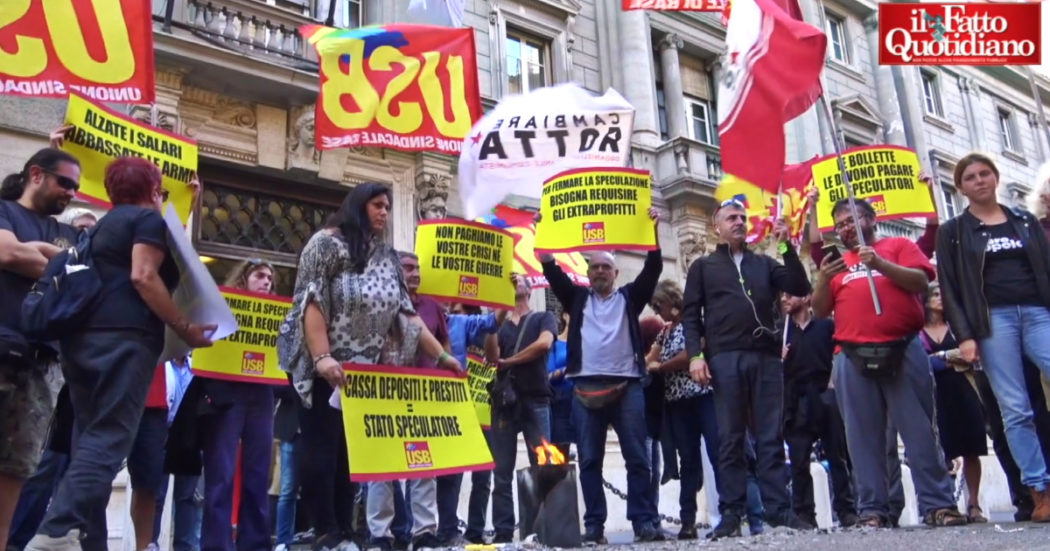 Roma, protesta contro gli aumenti di luce e gas: “Noi lavoratori siamo i nuovi poveri”. Bruciate le bollette in piazza: “Si colpiscano gli extra-profitti”