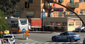 Copertina di Genova, allarme bomba su un bus: evacuati i passeggeri. La valigia “sospetta” fatta brillare dagli artificieri – Video