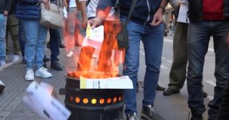 Copertina di Bologna, proteste contro i rialzi di luce e gas: bruciate le bollette davanti all’Eni Store. Un panettiere: “Così rischio la chiusura”