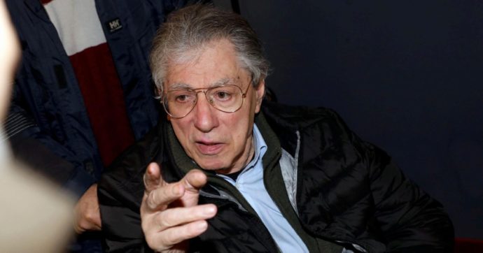 Umberto Bossi, il fondatore della Lega Nord ricoverato in ospedale a Varese per un malore