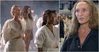 Copertina di Vanessa Beecroft a Cinecittà: la performance dell’artista italiana che si interroga sul significato socio-politico del corpo delle donne – Video