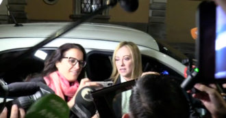 Copertina di Governo, Meloni esce da Montecitorio in serata e scherza coi giornalisti: “Non faccio niente tutto il giorno, mi presento tardi solo per voi” – Video