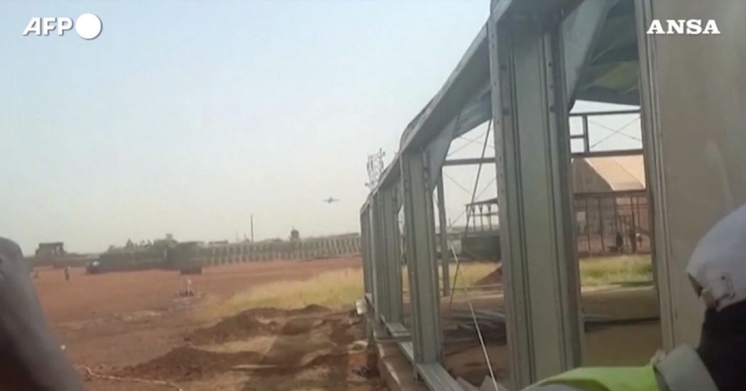 Mali, incidente aereo nel nord del Paese: muore un pilota russo. Le immagini dello schianto – Video