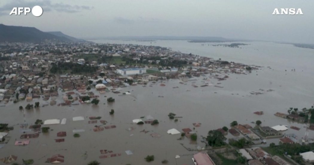 Crisi climatica, inondazioni in Nigeria: centinaia di case distrutte e migliaia di sfollati. Le impressionanti immagini dall’alto – Video