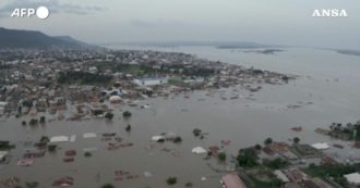 Copertina di Crisi climatica, inondazioni in Nigeria: centinaia di case distrutte e migliaia di sfollati. Le impressionanti immagini dall’alto – Video