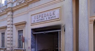 Copertina di Listeria, ottantenne morto dopo aver mangiato un wurstel crudo. Si indaga sul ceppo che ha infettato il cibo