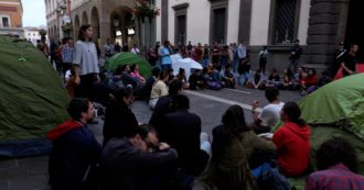 Copertina di Caro affitti, a Padova studenti si accampano con le tende davanti all’Università: “Costi aumentati del 40%, situazione drammatica”