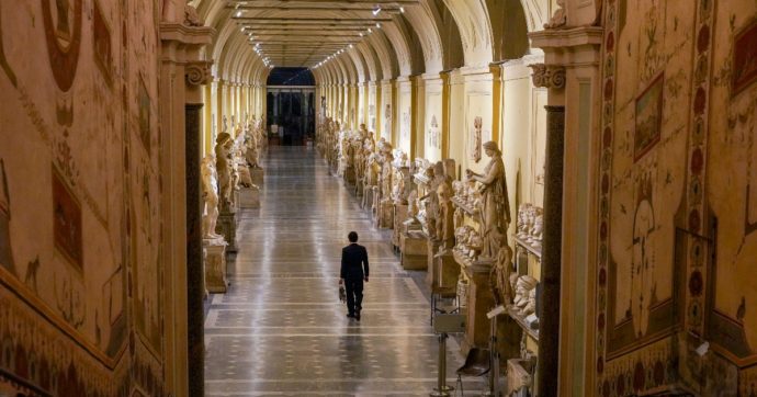 Scaraventa a terra due sculture dei Musei Vaticani a Roma: denunciato turista statunitense