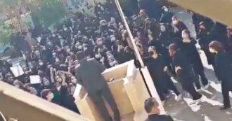 Iran, studentesse protestano contro un miliziano Basij: agitano il velo e gli gridano “vattene via” – Video