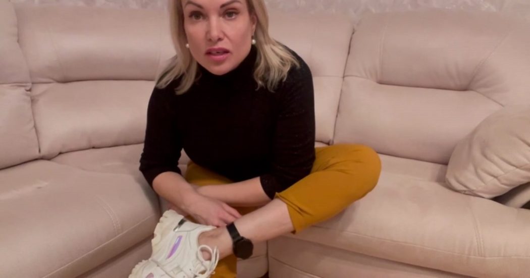 Russia, ricompare in un video la giornalista latitante Marina Ovsyannikova: “Sono innocente”