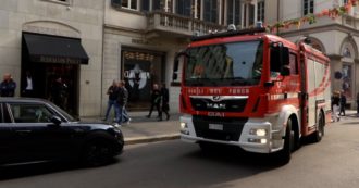 Copertina di Milano, principio di incendio nel negozio Prada di via Montenapoleone: strada chiusa al traffico per l’intervento dei vigili del fuoco