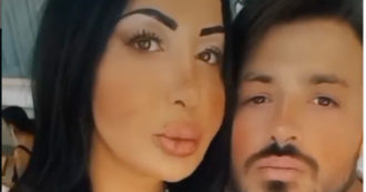 Copertina di Jessika Di Biase, la cantante neomelodica trans si sposa: “Festeggio la mia vittoria, ho sofferto moltissimo”