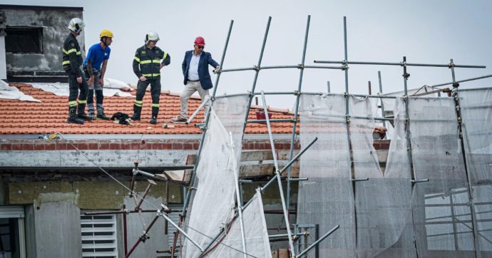 Copertina di Torino, cade ponteggio. Sfiorata una scuola