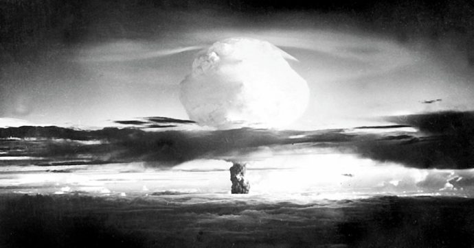Copertina di È il nostro turno: insorgiamo contro la minaccia atomica
